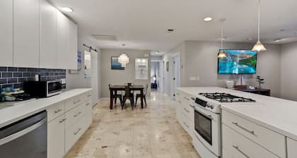 Fall specials! Walk to beach food golf pickleball Tennis Dogpark. Fun 3BR House