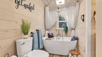 Duschwanne, Haartrockner, Handtücher, Seife