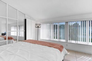 4 habitaciones, escritorio y tabla de planchar con plancha 