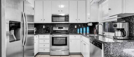 Refrigerador, microondas, horno, placa de cocina