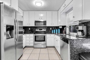 Refrigerador, microondas, horno y parrilla de estufa 