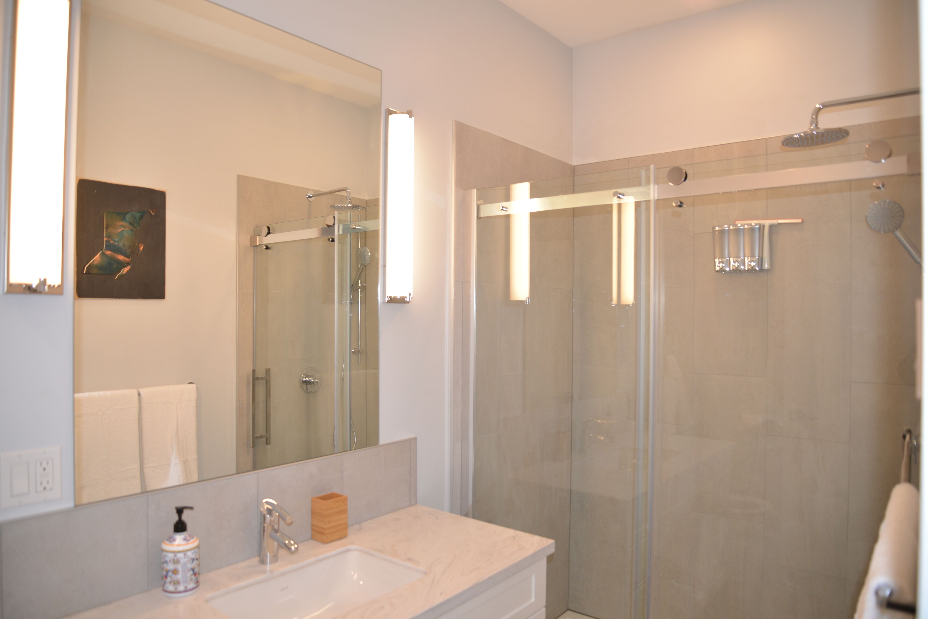 Superior Suites - Bakerview in the heart of downtown