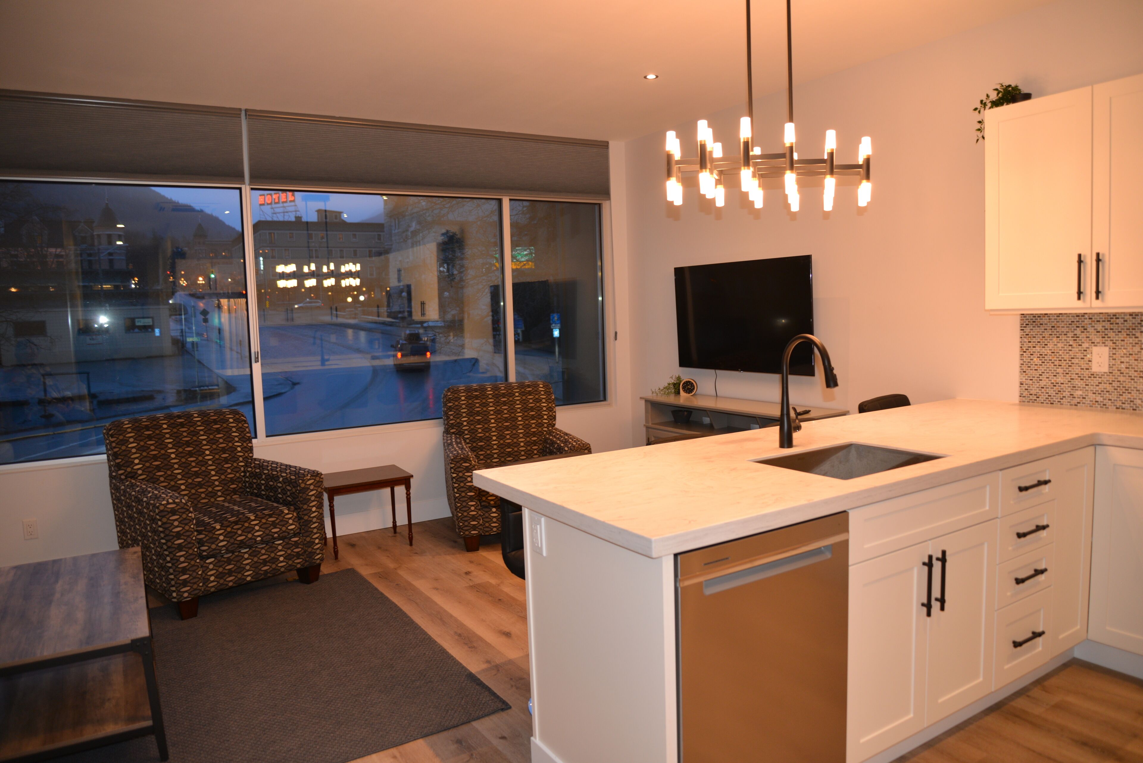 Superior Suites - Bakerview in the heart of downtown