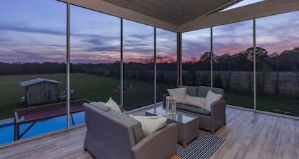 Pool, private, scenic views, convenient, pets ok