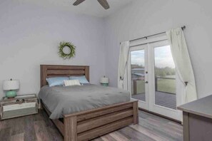 2 habitaciones, escritorio y tabla de planchar con plancha