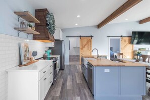 Kjøleskap, mikrobølgeovn, ovn og kokeplater