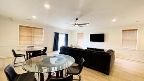 Interior - Great 7 BD walk to the beach + pool (North Myrtle Beach)