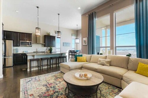 Beautiful Denver Home, Mountains, Great Views, Large Home