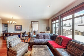 TV, fireplace - Ski-in/ski-out condo with gondola view, WiFi, private hot tub, and washer/dryer (Beaverdell)