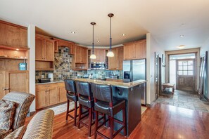 Fridge, microwave, oven, stovetop - Ski-in/ski-out condo with gondola view, WiFi, private hot tub, and washer/dryer (Beaverdell)