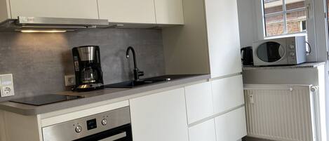 Refrigerador, horno, placa de cocina, cafetera/tetera