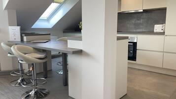 Fridge, oven, stovetop, dishwasher