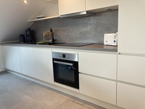 Kjøleskap, ovn, kokeplater og oppvaskmaskin