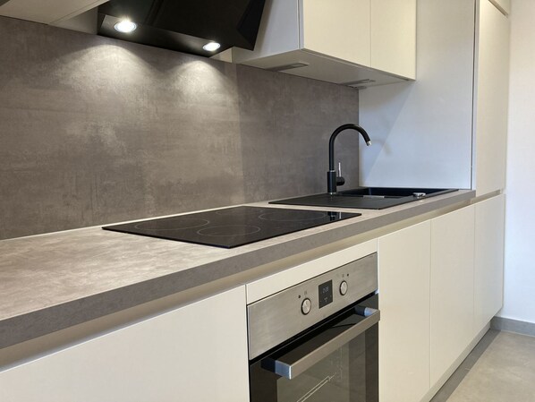 Fridge, oven, stovetop, dishwasher