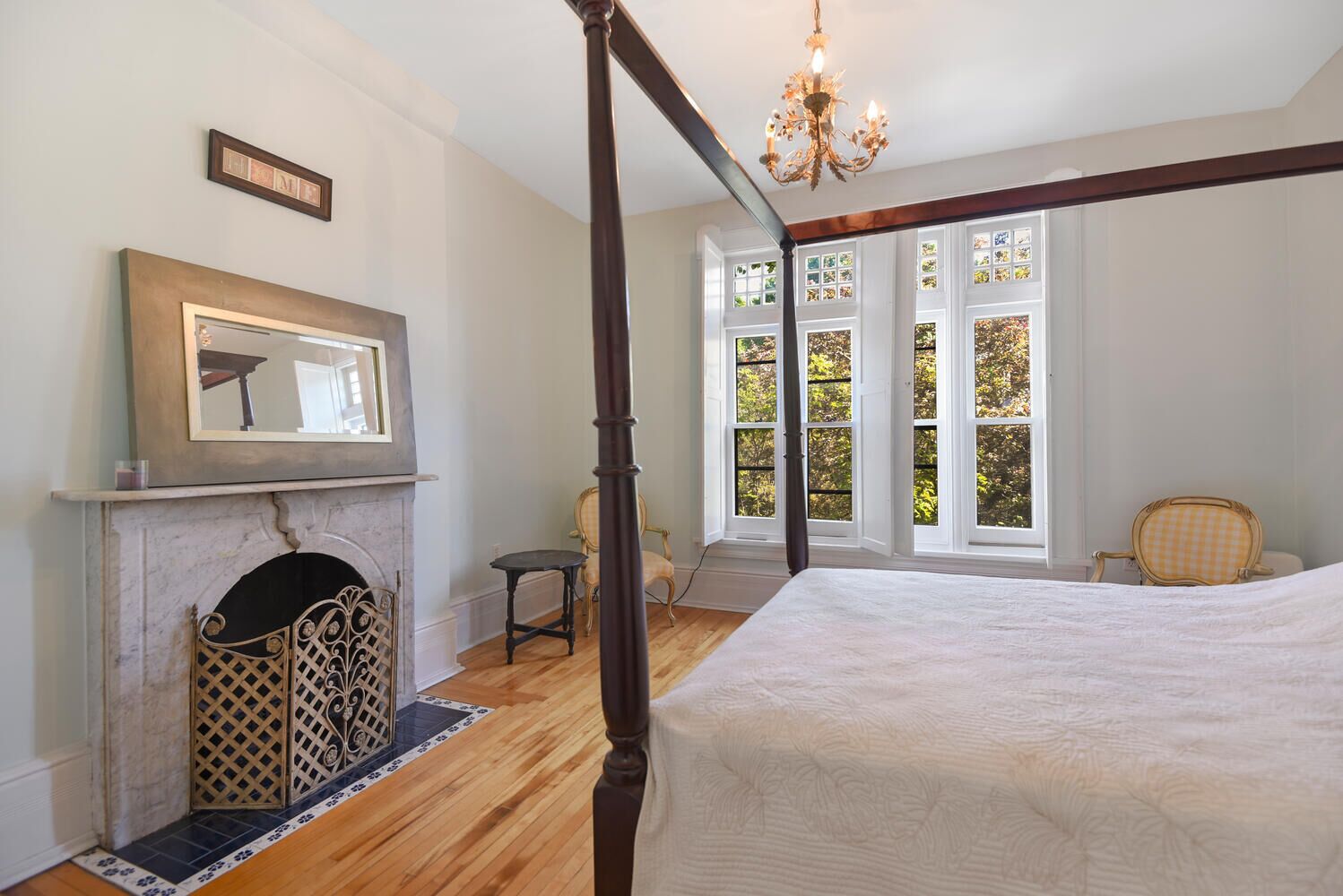 4 bedrooms, desk, iron/ironing board, travel crib