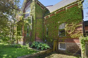 Exterior - Why rent a brick and glass box when you can step back in time to the late 1800s? (Brockville)