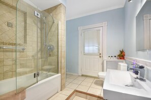 Bañera con ducha, secador de pelo, jabón