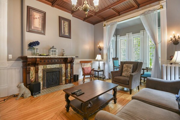 Smart-TV, Kamin, DVD-Player, Bücher