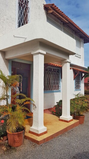 Vista frontal de la propiedad