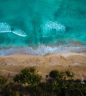 Sur la plage, sable blanc, chaise longue, serviettes de plage