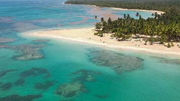 Ubicación a pie de playa, arena blanca, tumbonas y toallas de playa