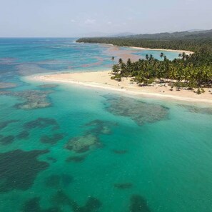 On the beach, white sand, sun-loungers, beach towels - Solaz Boutique Hotel (Las Terrenas)