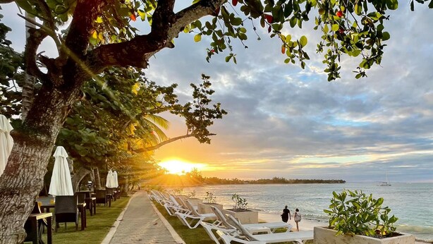 A seaside walkway with lounge chairs and tables, overlooking the ocean. - Solaz Boutique Hotel (Las Terrenas)