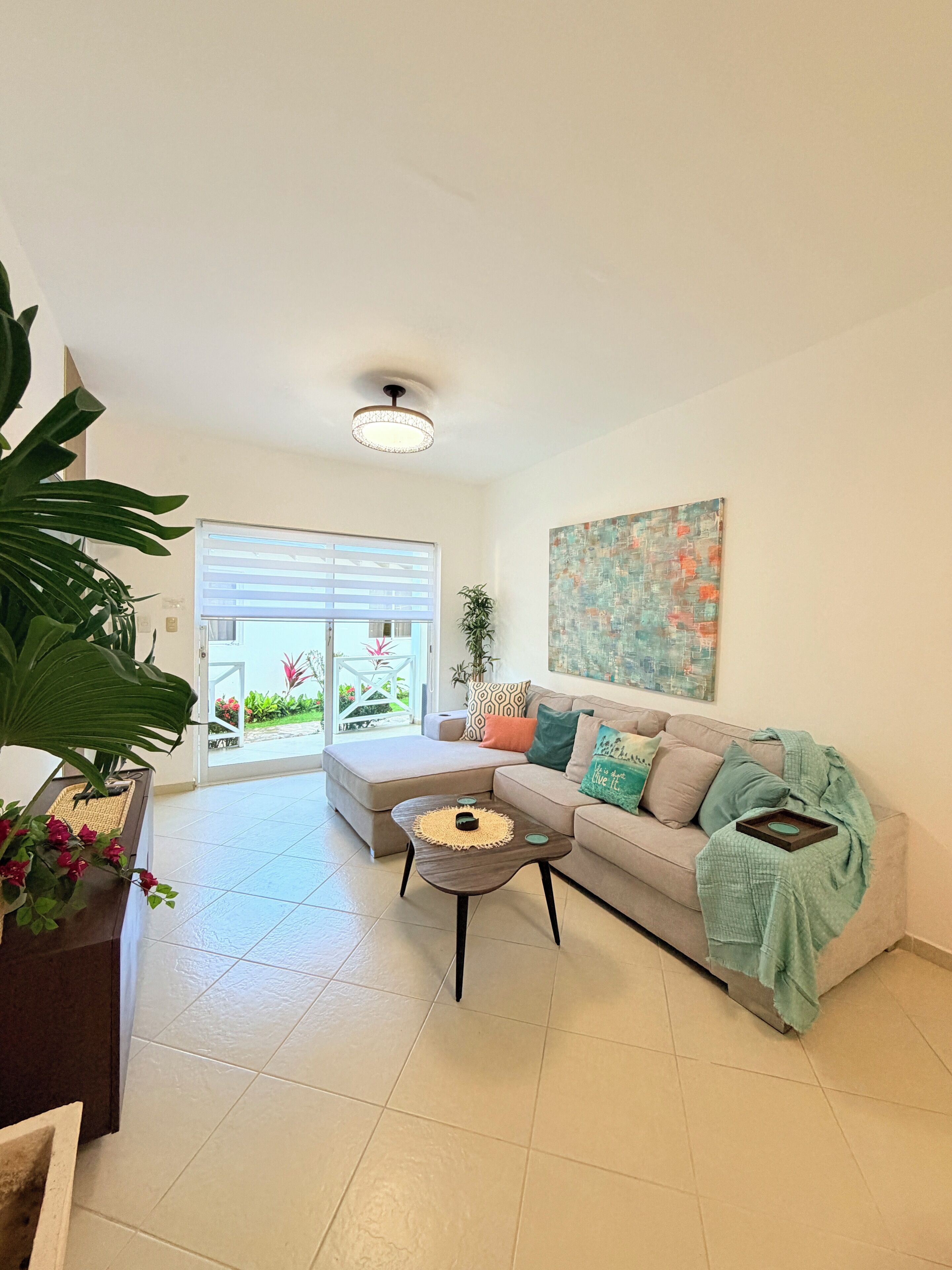 Apartamento exclusivo, 2 habitaciones | Zona de estar | Smart TV de 42 pulgadas con canales digitales, una televisión