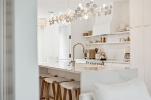 冷蔵庫、電子レンジ、オーブン、コンロ