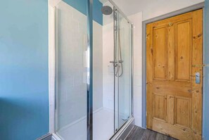 Shower, hair dryer, towels, soap - Warm and cosy 4 bed house in Clubmoor (Liverpool)