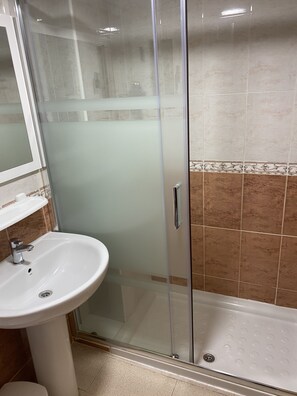 Douche, sèche-cheveux, serviettes fournies, savon