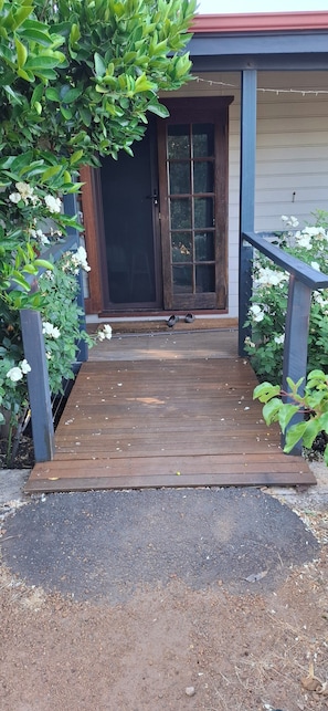 Exterior detail - Beautiful room, a comfy king bed, includes a delicious continental breakfast. (Balingup)