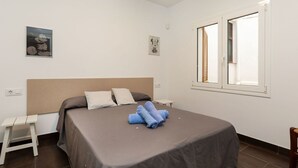 2 soverom, strykejern/-brett og reiseseng for barn