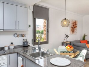 Microwave, oven, high chair - Beautiful apartment for 4 guests with A/C, WIFI, pool, TV and balcony (Lloret De Mar)