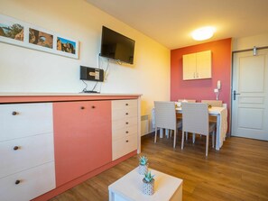 A compact living space with a kitchenette, a dining area, and a bedroom. - Lovely apartment for 4 people with pool, WIFI, TV, terrace and pets allowed (Saint-raphaël)