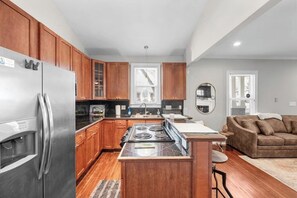 Refrigerador, microondas, horno, placa de cocina