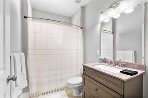 Tina, amenidades de baño ecológicas, secadora de cabello, toallas 