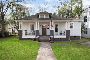 Exterior - Cute 3 Bed Bungalow Blocks from Downtown (Charlotte)