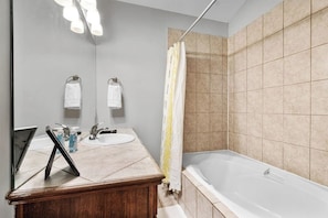 Baignoire, articles de toilette écologiques, séchoir à cheveux