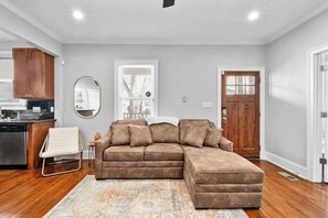 TV, offices - Cute 3 Bed Bungalow Blocks from Downtown (Charlotte)