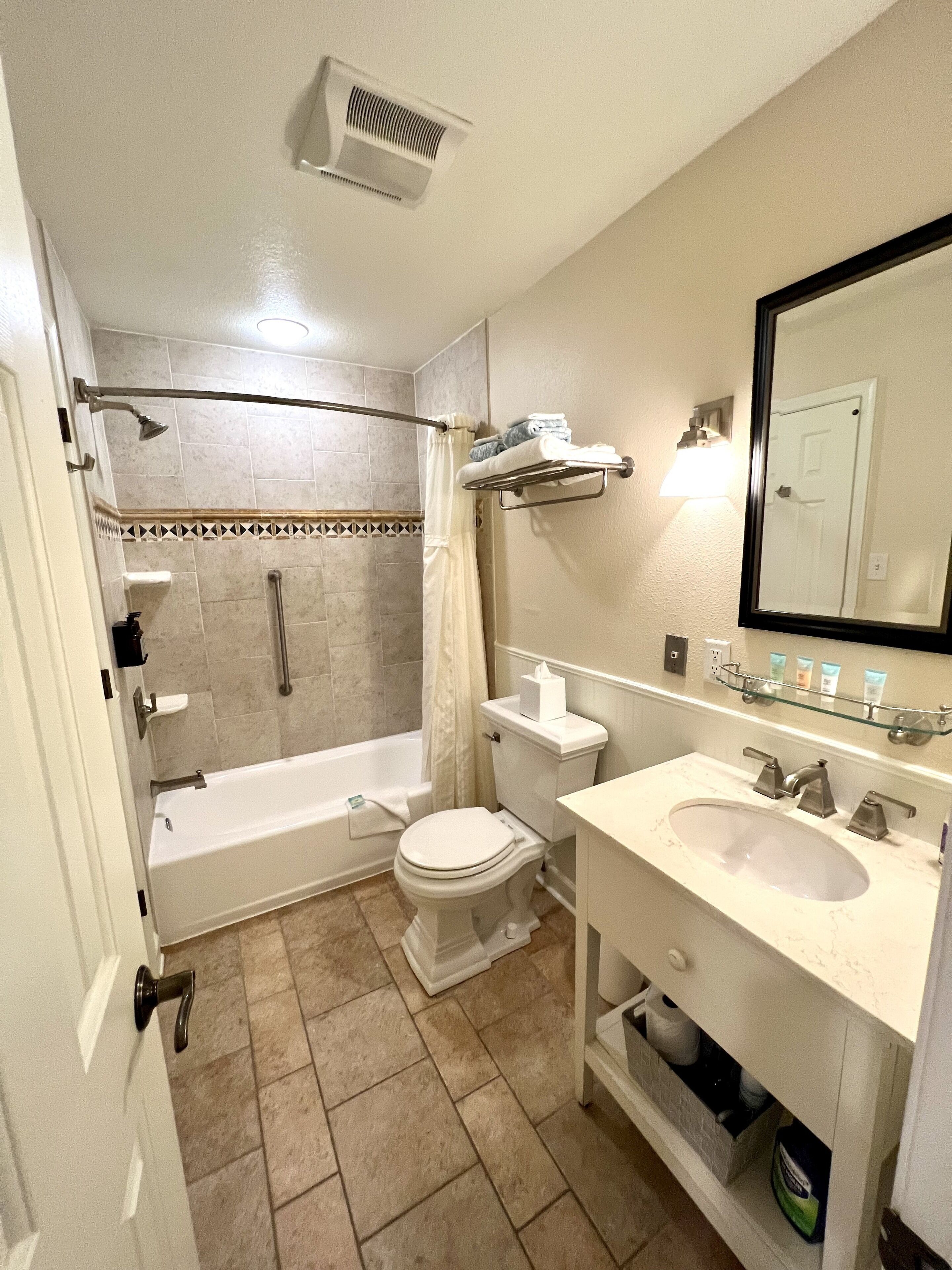 シャワー付き浴槽、ヘアドライヤー、タオル、石鹸