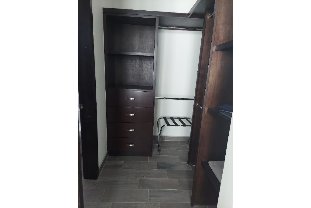 New Luxurious 4bdr/4 bath house 3 min walk to the beach with balcony and terrace