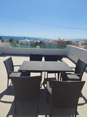 Outdoor dining - New Luxurious 4bdr/4 bath house 3 min walk to the beach with balcony and terrace (Puerto Penasco)