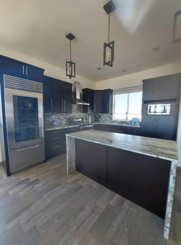 Fridge, microwave, oven, stovetop - New Luxurious 4bdr/4 bath house 3 min walk to the beach with balcony and terrace (Puerto Penasco)