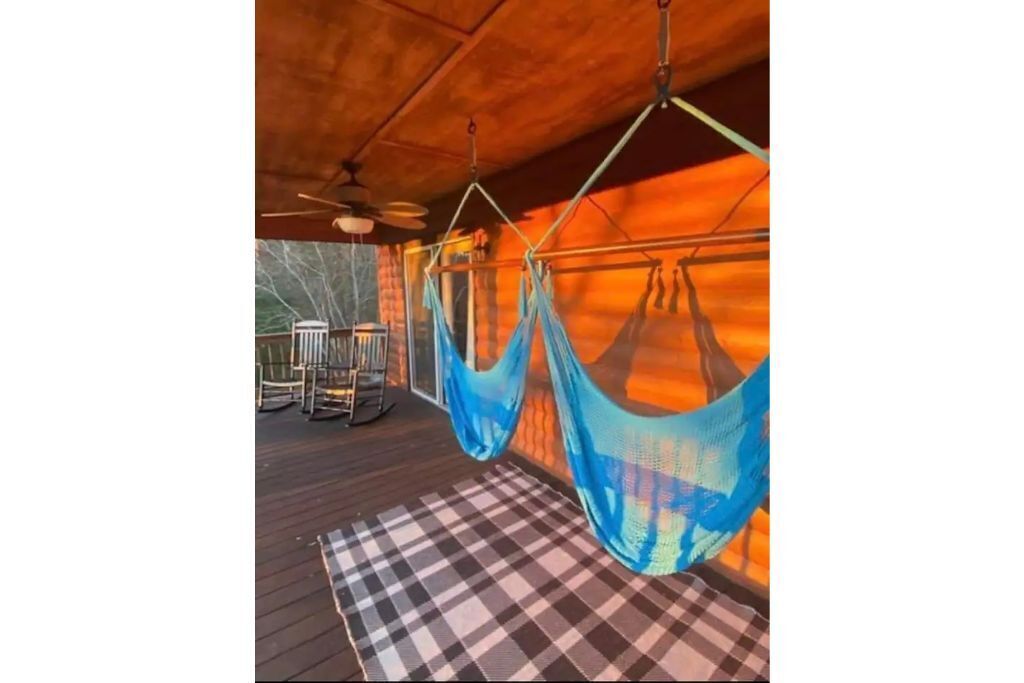 Cozy Cabin w/ Views, Jetted Tub and Game Room!