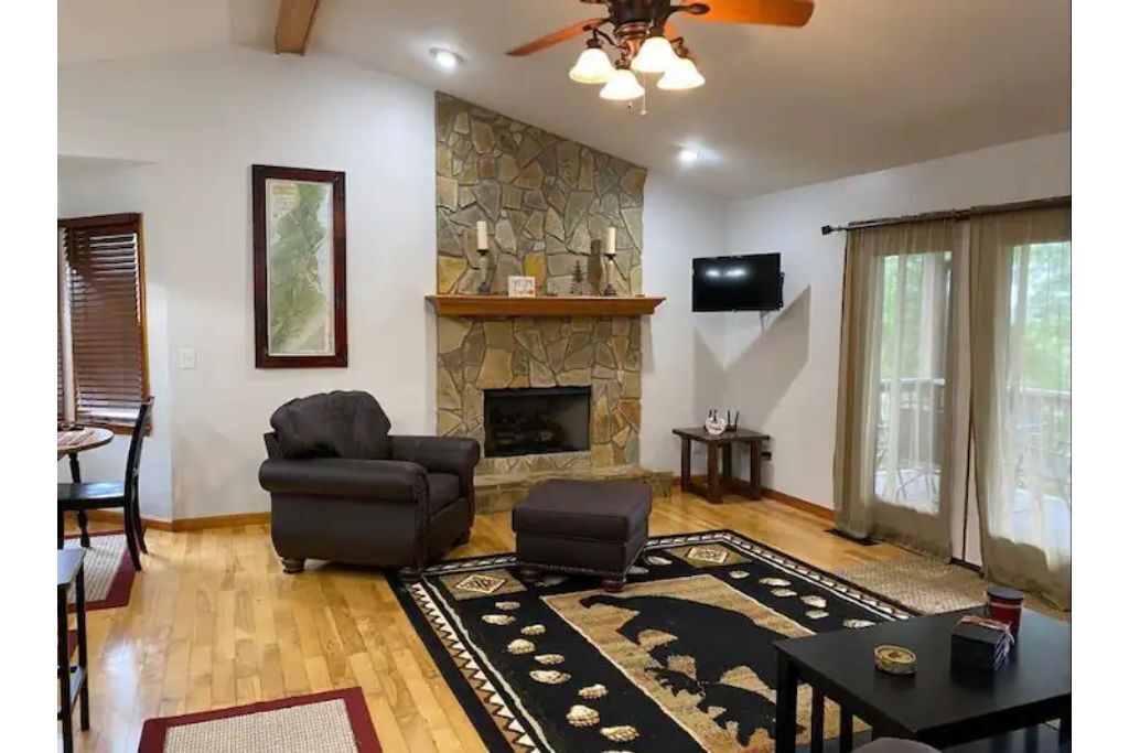 Cozy Cabin w/ Views, Jetted Tub and Game Room!