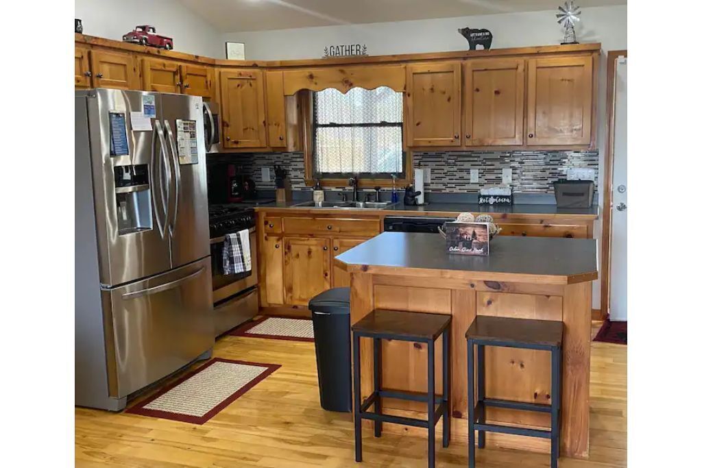 Cozy Cabin w/ Views, Jetted Tub and Game Room!