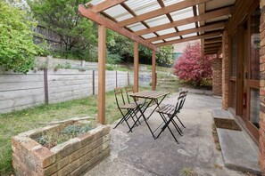 Outdoor dining - Seaside Retreat in Rye: Cozy 3-BR Home (Melbourne)