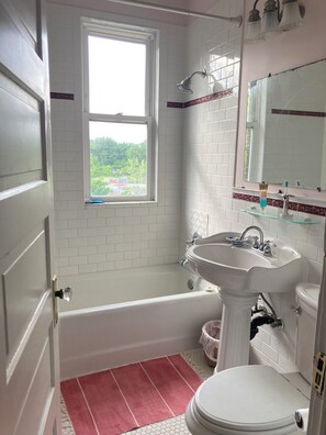 مناشف، صابون، شامبو، ورق حمّام