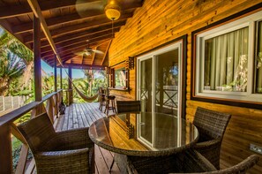 Outdoor dining - Relaxing Tropical Cabin near Beaches & Downtown (Roatan)